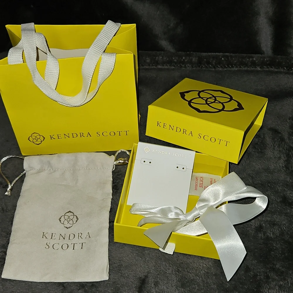 Kendra Scott NWT Phoebe Necklace,dainty🩶 andGift Bag,box,elastic bow,soft pouch - Picture 2 of 7